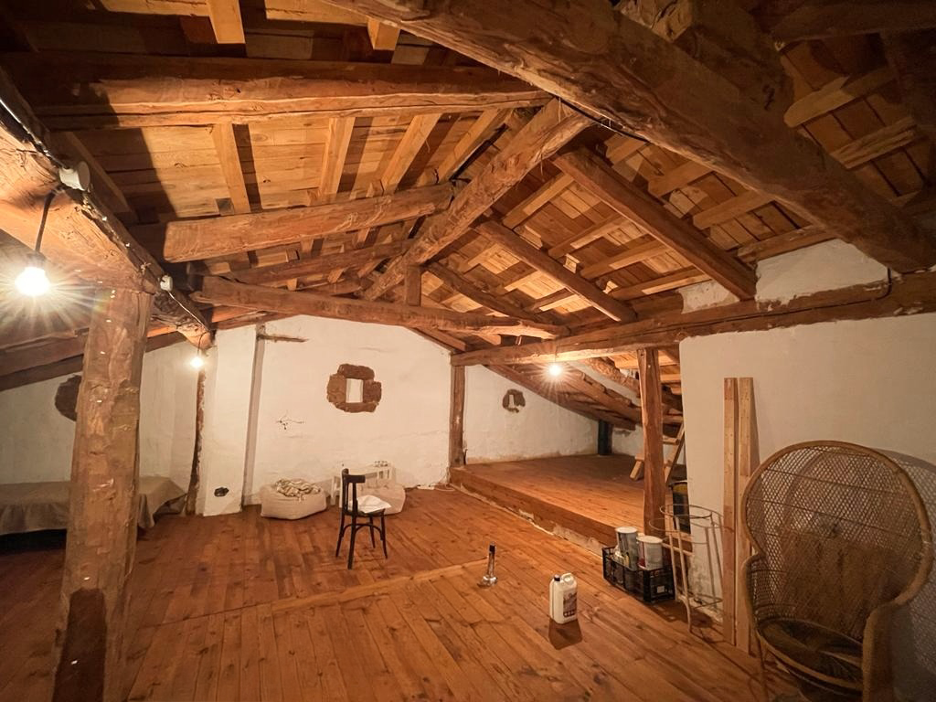 Estado original de la vivienda en Riaza, Segovia, antes de la rehabilitación por Ignacio Barco, arquitecto. Espacios a renovar y transformar.