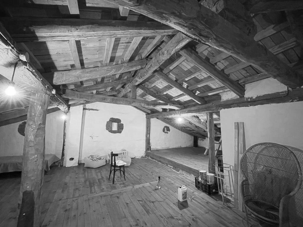 estado-original-vivienda-riaza-segovia-antes-rehabilitacion Salón reformado con estructura de madera vista